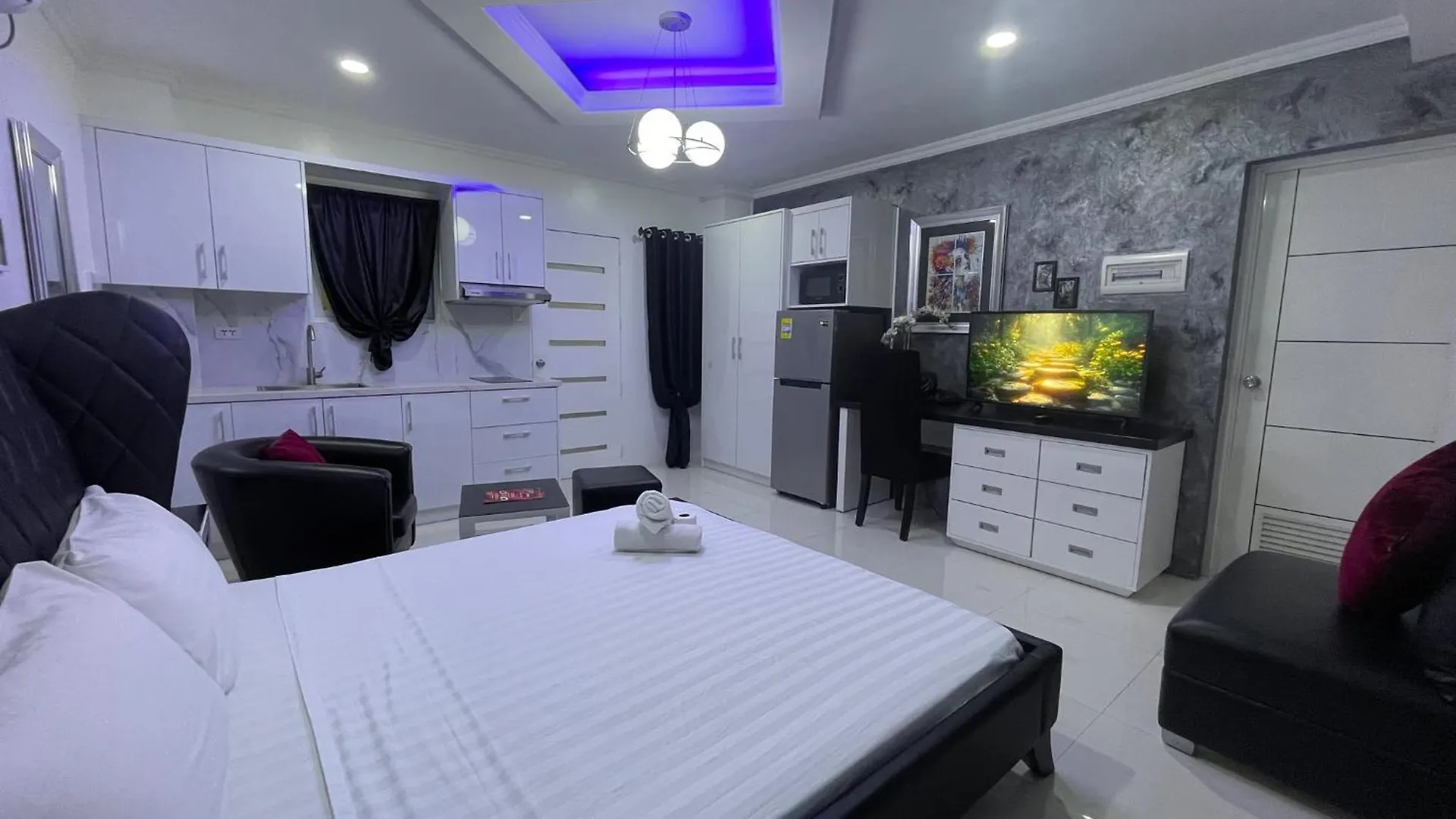Apartment Kandi 1,2,3 Palace Rentals Studio Angeles