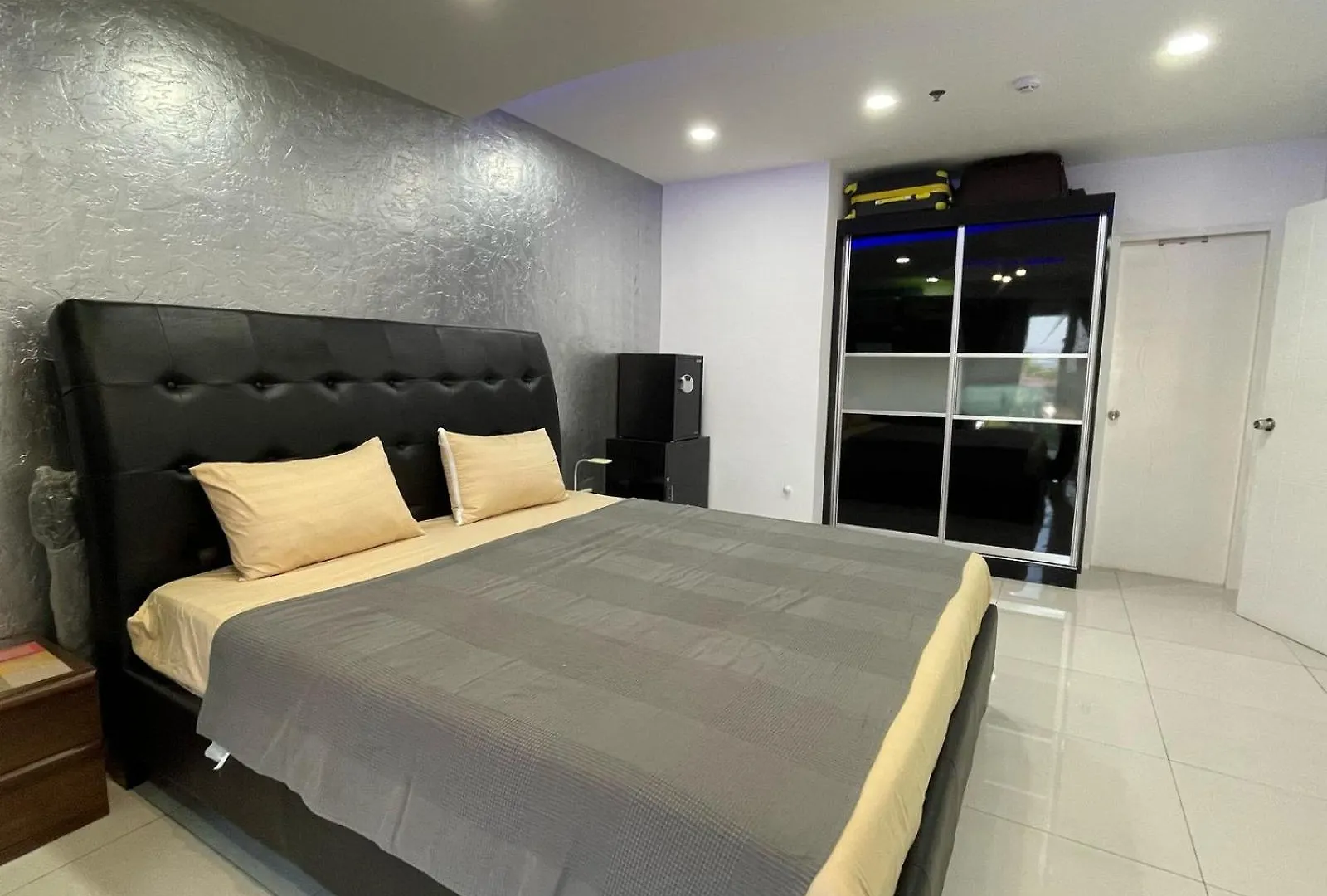Kandi 1,2,3 Palace Rentals Studio Angeles